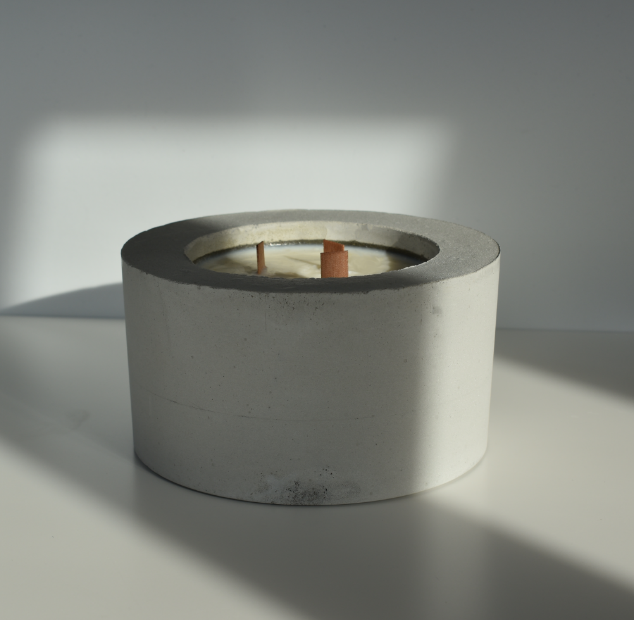 Vous allez adorer cette bougie dans son pot en béton, 100% cire de soja, d'un diamètre de 17.5 cm pour votre décoration , d'intérieur ou extérieur ou tout simplement pour une ambiance cocooning chez vous. La bougie est dans un pot en béton,Parfaite pour aller avec une ambiance naturelle.Une fois la bougie terminée, utilisez le pot béton comme pot de fleurs ! Le pot béton et la bougie sont fabriqués main dans le même atelier, près de Marseille. Dans une démarche responsable et zéro déchet.
