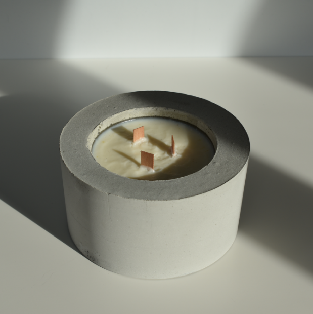 Vous allez adorer cette bougie dans son pot en béton, 100% cire de soja, d'un diamètre de 17.5 cm pour votre décoration , d'intérieur ou extérieur ou tout simplement pour une ambiance cocooning chez vous. La bougie est dans un pot en béton, Parfaite pour aller avec une ambiance naturelle.Une fois la bougie terminée, utilisez le pot béton comme pot de fleurs ! Le pot béton et la bougie sont fabriqués main dans le même atelier, près de Marseille. Dans une démarche responsable et zéro déchet.