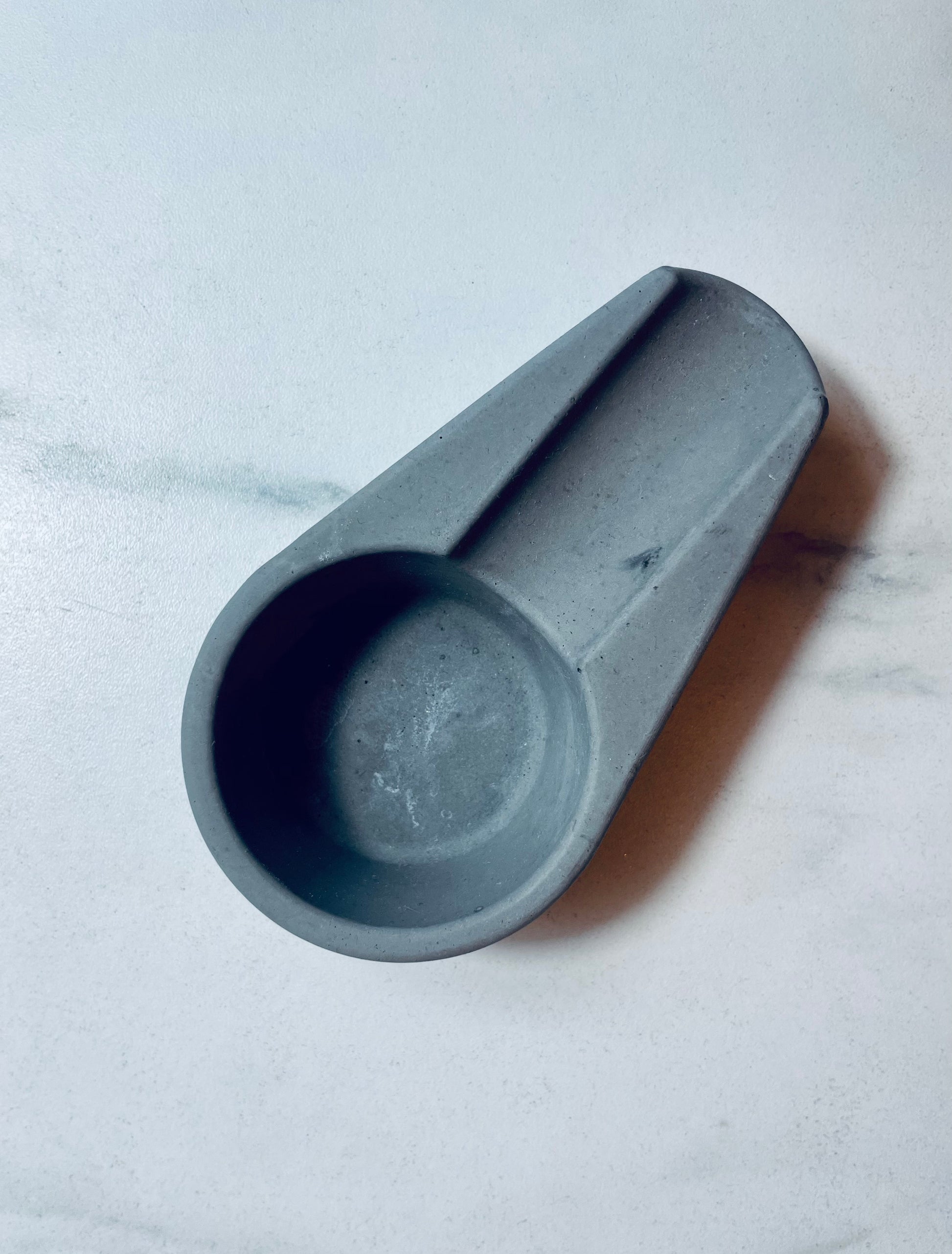 cendrier à cigare en béton. fabriqué main à Marseille.