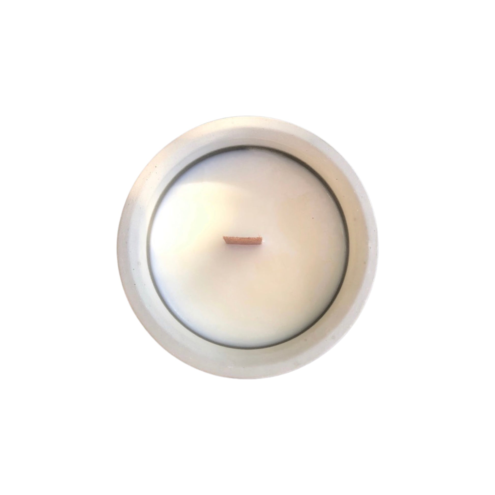 bougie pot béton. fabriqué main en france. cire de soja et mèche en bois. responsable et zéro déchets. décoration épurée.
