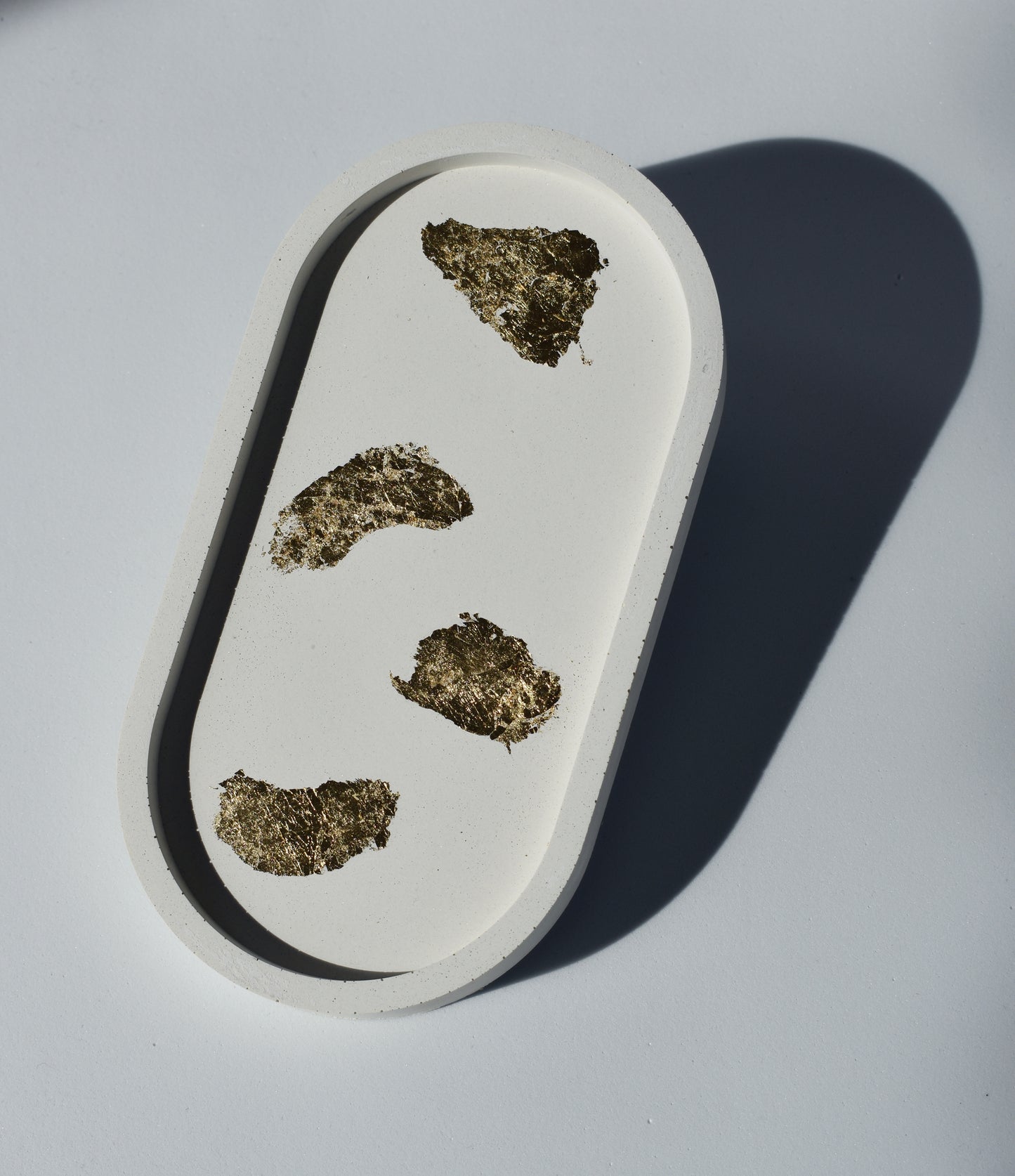 plateau décoratif béton et feuille d'or. Fabriqué main en France.