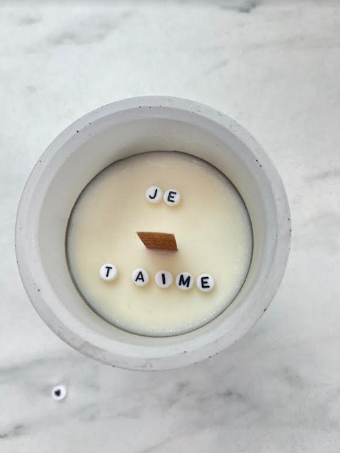 Bougie saint valentin avec message caché je t'aime. bougie pot béton et cire de soja evec perles "je t'aime".